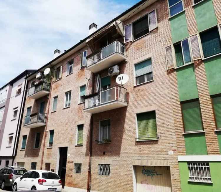 Appartamento in VIA AGUIARI, Ferrara, 5 locali, 1 bagno, con box