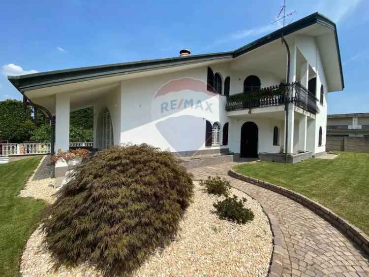 Villa in Via Gelada, Samarate, 5 locali, 3 bagni, giardino privato