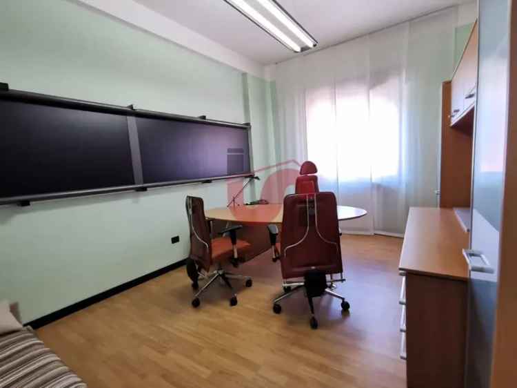 Appartamento in Vico Papiniano, Benevento, 7 locali, 1 bagno, 130 m²