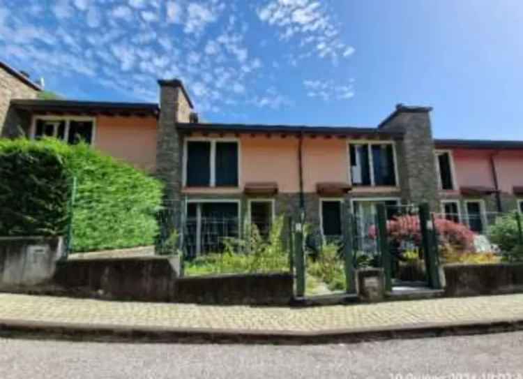 Villa a schiera in Via San Michele, Valbrona, 1 locale, garage, 114 m²