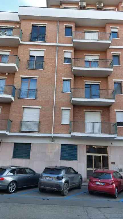 Appartamento in Via leopardi, Asti, 5 locali, 1 bagno, con box, 130 m²