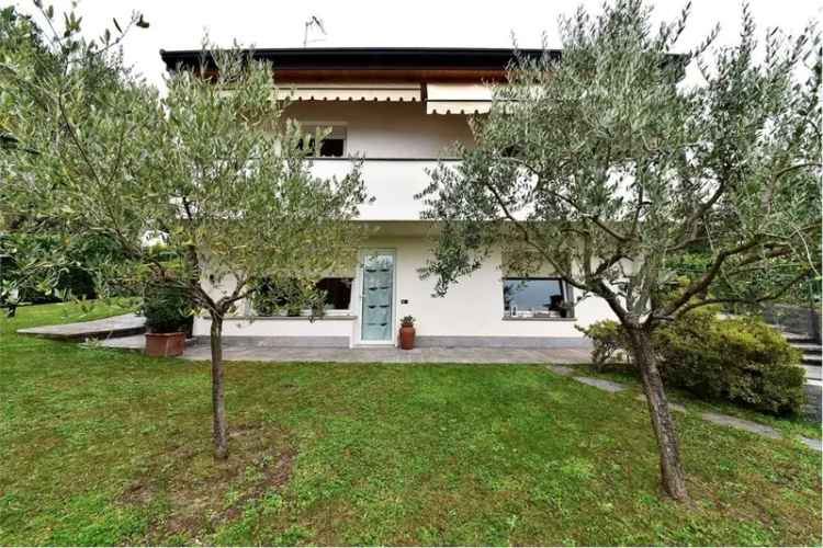 Villa in Via Corinto, Cantù, 6 locali, 2 bagni, giardino privato