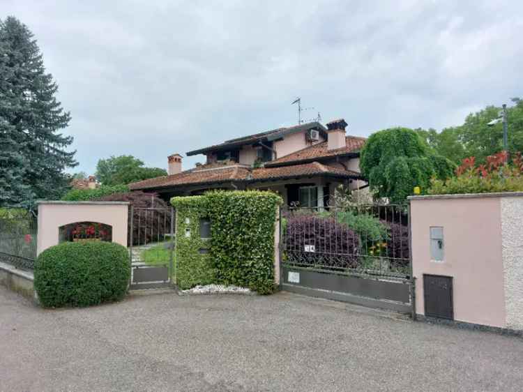 Villa singola in Via Cavour , 17, Brebbia (VA)