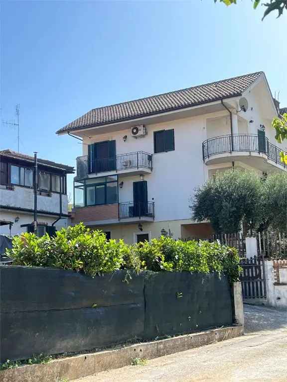 Villetta bifamiliare in VIA GIULIO PASTORE, Ceccano, 8 locali, 179 m²