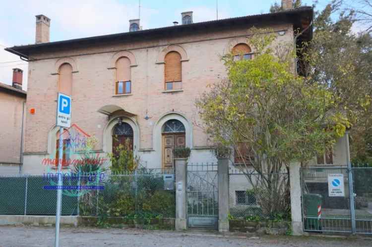 Villetta bifamiliare in Viale libertà, Cento, 10 locali, 3 bagni