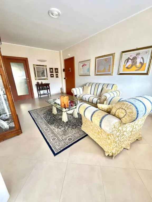 Appartamento in Arturo atti, Bari, 5 locali, 1 bagno, 132 m², 2° piano