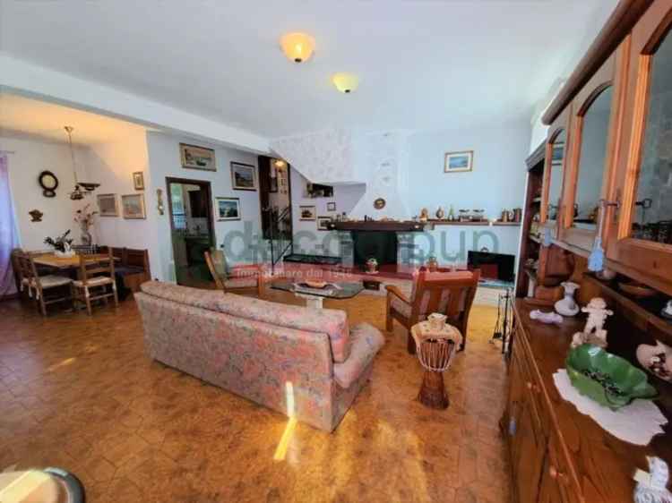 Villa in Via del Pino 3, Collesalvetti, 5 locali, 1 bagno, garage