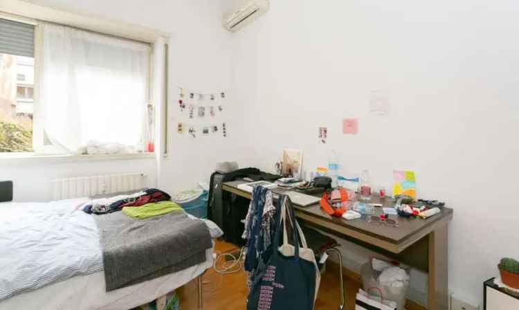 Single Bed in Rooms for rent in cosy 4-bedroom apartment in Guastalla