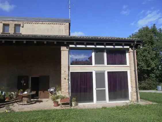 VILLA CON GIARDINO, GARAGE E CANTINA