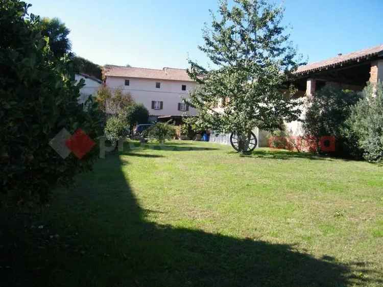 Villa trifamiliare in vendita  a Pombia