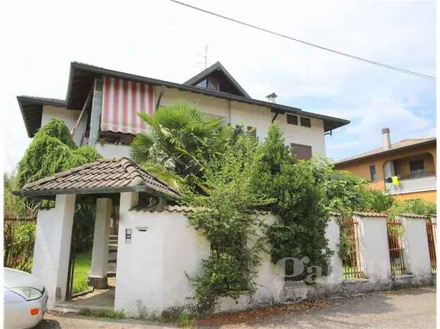 Villa in Via Dell'usignolo, 58, Busto Arsizio (VA)