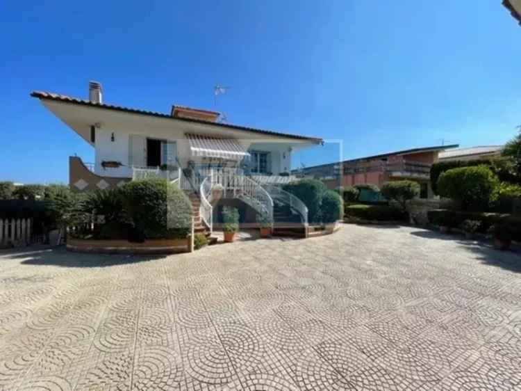 Villa in Viale Edoardo Garrone, Melilli, 7 locali, camino, buono stato