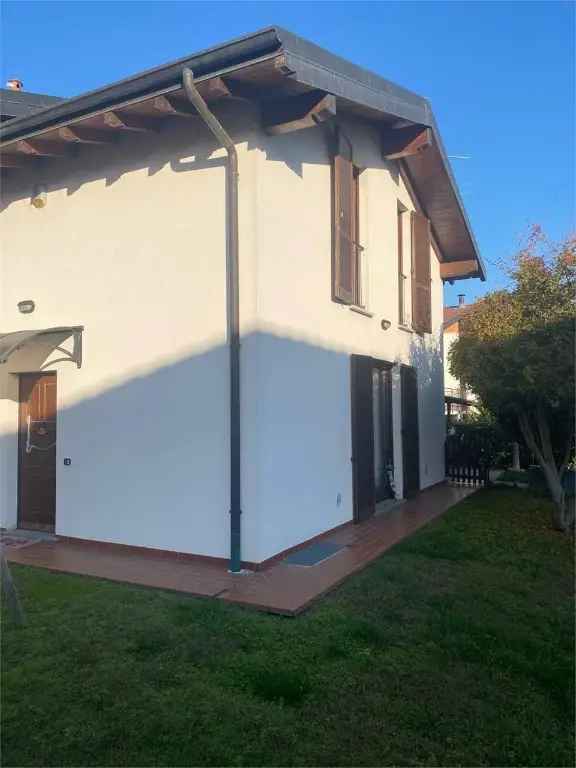 Villa a schiera in Via Idroscalo, Sesto Calende, 6 locali, 2 bagni