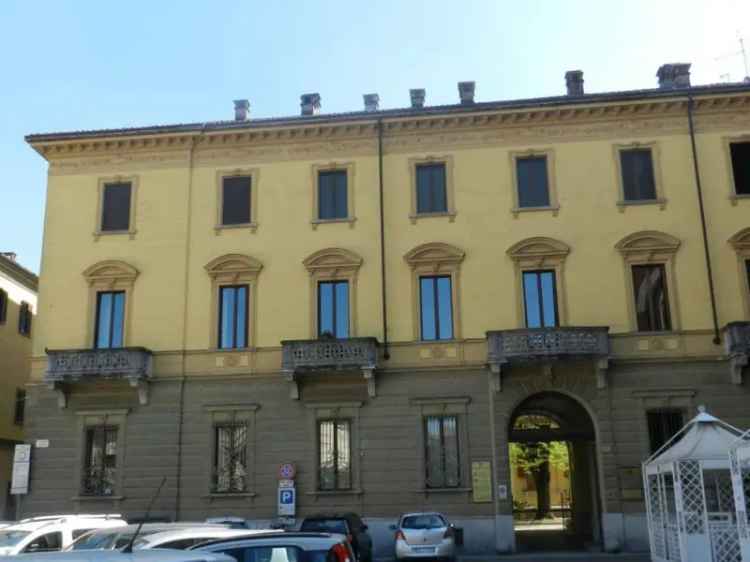 Appartamento in Piazza Roma, Asti, 16 locali, 4 bagni, con box, 410 m²