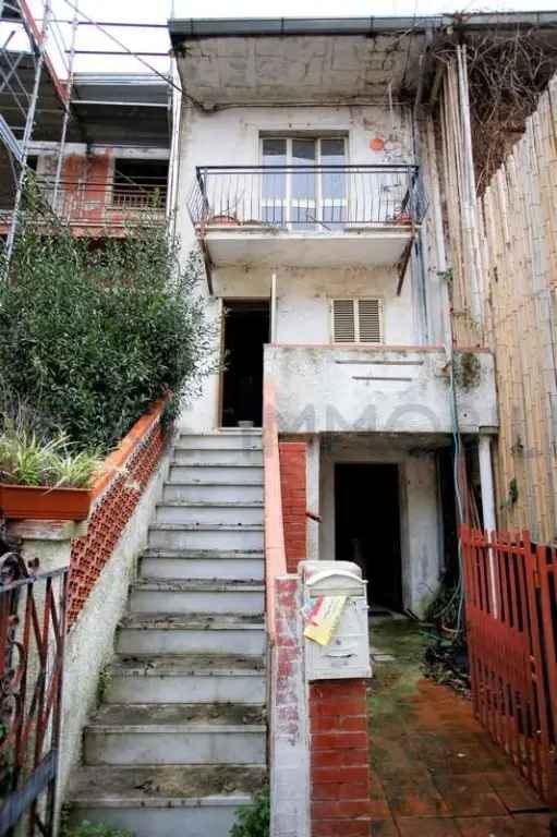 Appartamento in Via Augusto Gori 4, Montignoso, 6 locali, 90 m²