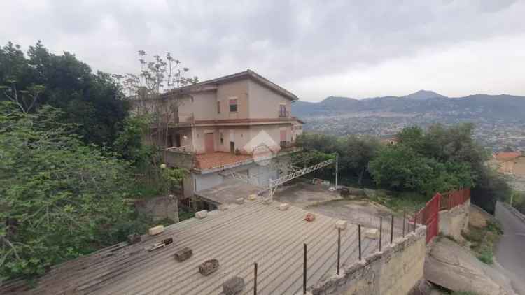 Villa Bifamiliare Monreale: Due appartamenti con garage e giardino