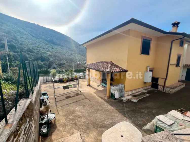 Villa unifamiliare Provinciale per Lenola, Fondi