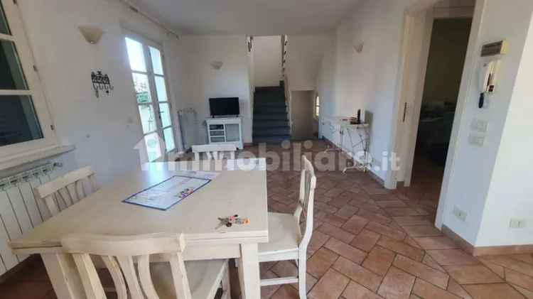 Villa bifamiliare, buono stato, 145 m², Ripa Pozzi Querceta Ponterosso, Seravezza