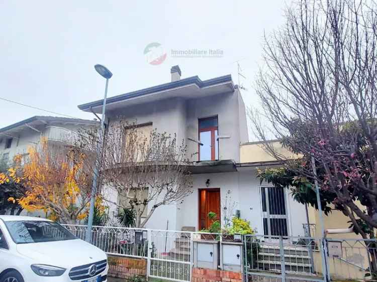 Villetta bifamiliare in Macanno, Cattolica, 7 locali, 3 bagni, 270 m²