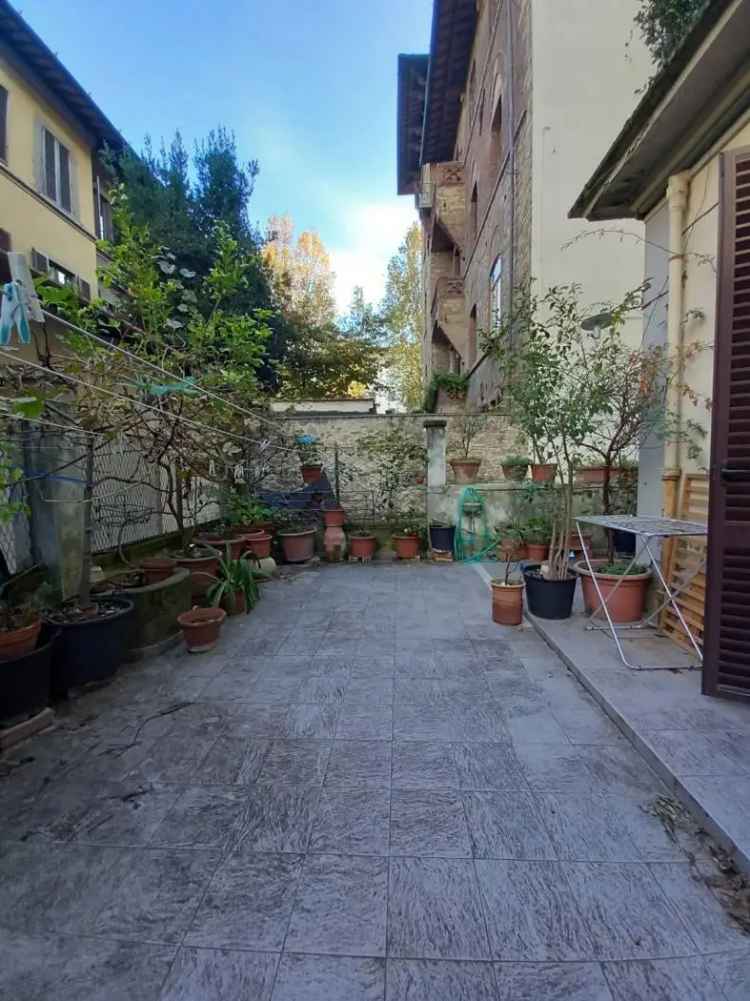 Quadrilocale piazza della Vittoria, Leopoldo - Vittorio Emanuele - Statuto, Firenze