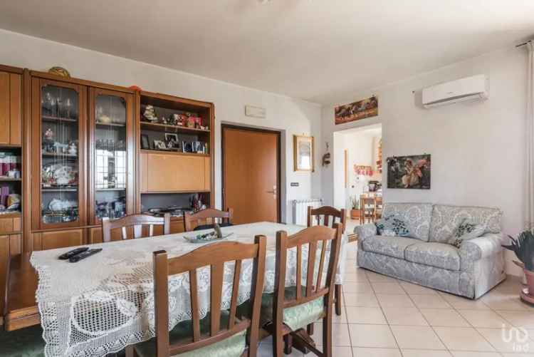 Vendita villa 7 locali di 220 m² in Fara in Sabina (02032) - 124692 - iad