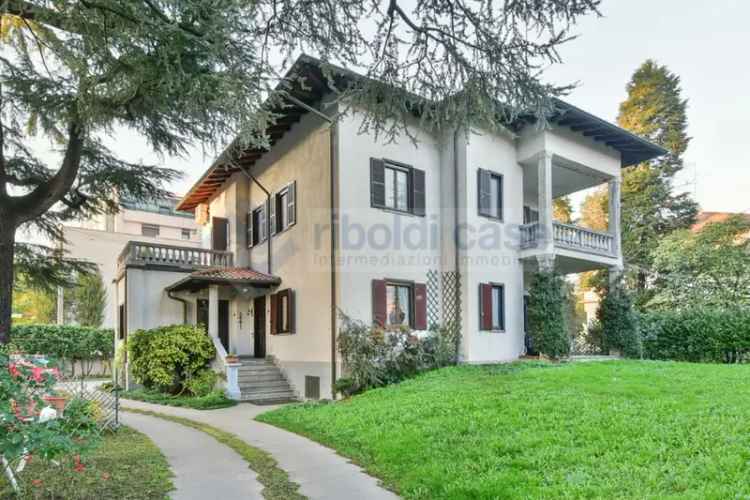 Villa in VIA BARACCA, Mariano Comense, 10 locali, 5 bagni, 500 m²