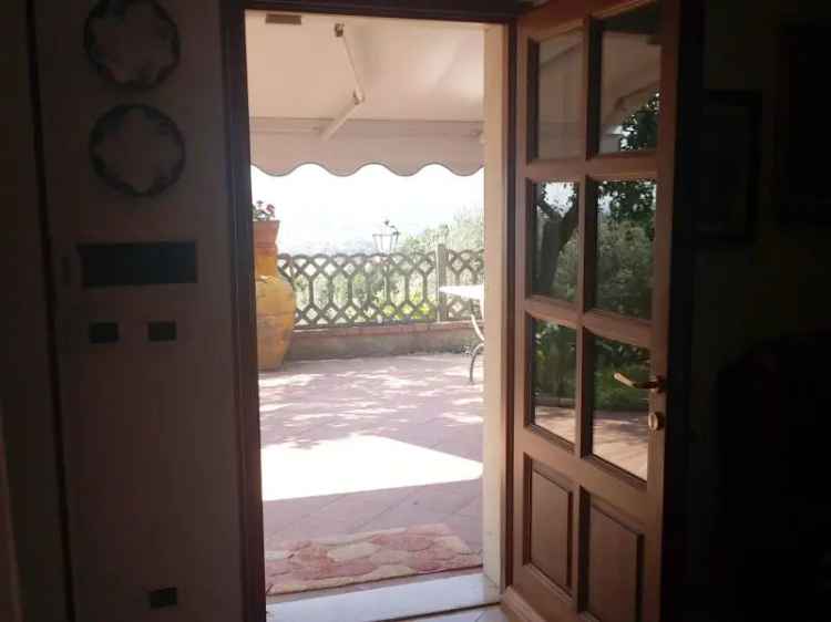 Villa in Vendita a Massa-Carrara di 240 m² con 12 locali