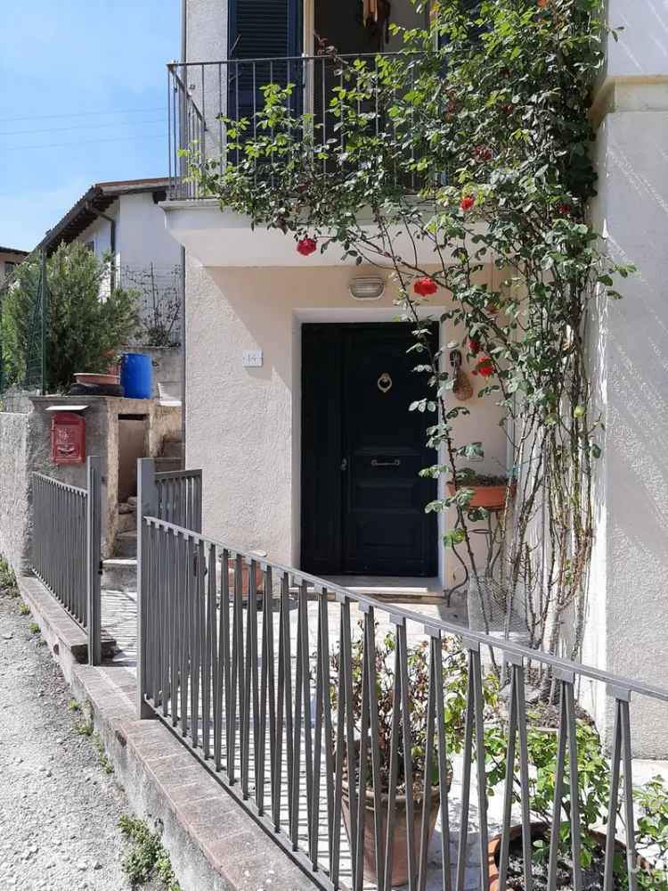 Vendita casa indipendente 5 locali di 125 m² in Foligno (06034) - 58330 - iad