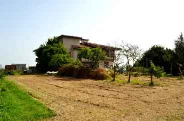 VILLA BIFAMILIARE DI SETTE CAMERE CON GIARDINO E FRUTTETO