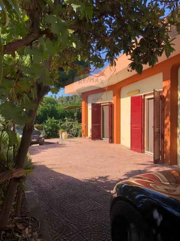 Villa in Strada 9 Praiola, Riposto, 6 locali, 2 bagni, con box, 145 m²