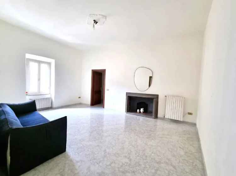 Appartamento in Via Filippo Nicolai, Caprarola, 5 locali, 1 bagno