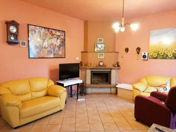 Villa singola in Ospedale Fossombrone, Fossombrone, 6 locali, 2 bagni