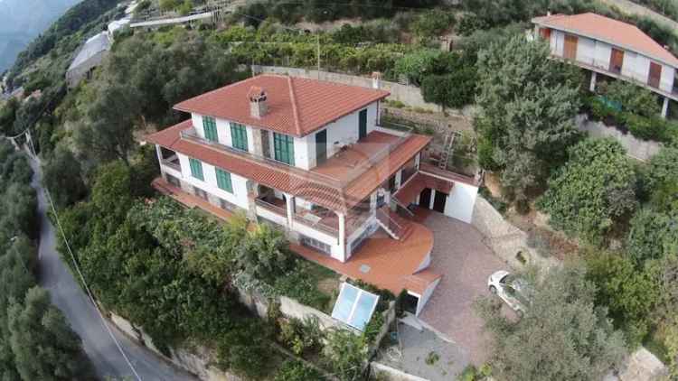 Villa singola in Via Fontana, Ventimiglia, 8 locali, 3 bagni, con box