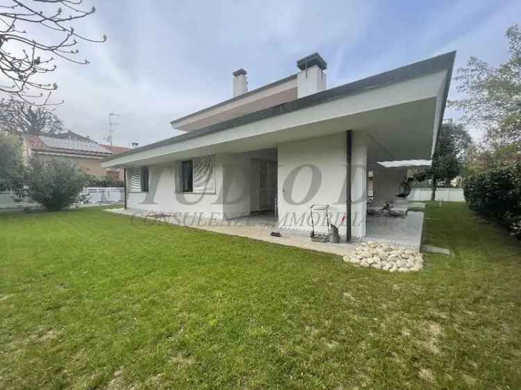 Villa in Via Longoni, Seveso, 5 locali, 3 bagni, con box, 410 m²