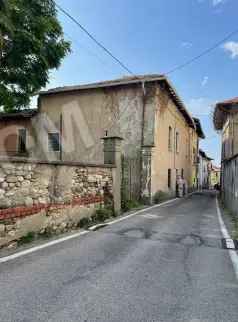 CASA SINGOLA CON 4 CAMERE, GIARDINO E AUTORIMESSA