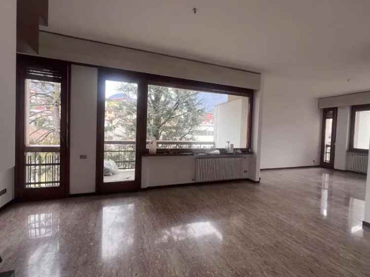 Appartamento in Via roma, Albino, 5 locali, 2 bagni, con box, 231 m²