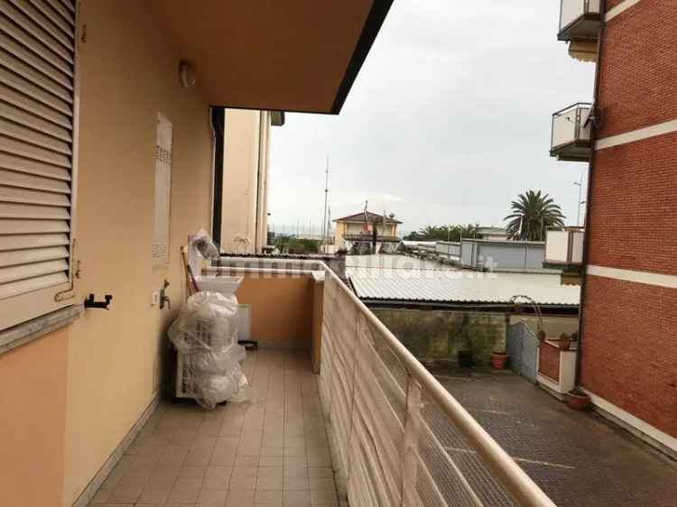 Trilocale viale Cristoforo Colombo 244, Lido di Camaiore, Camaiore