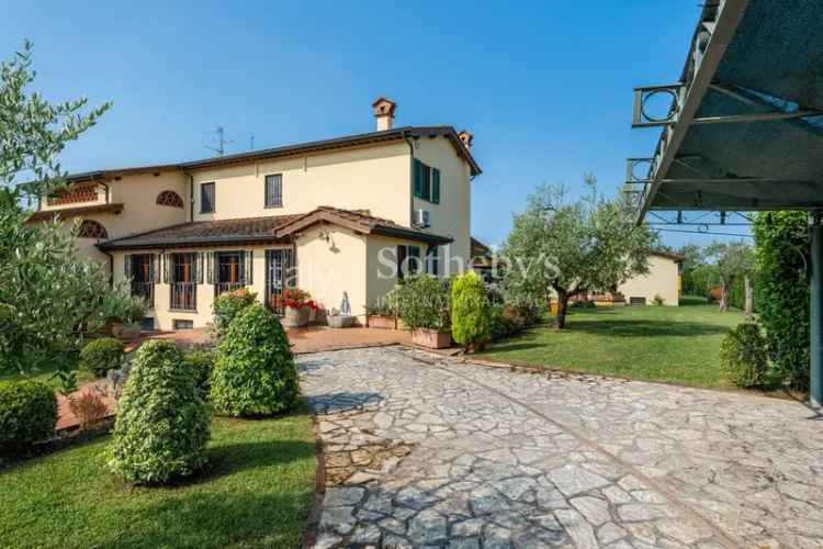 Villa nella campagna lucchese a due passi dal mare