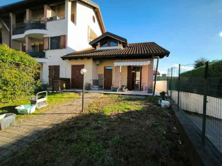 Villa a schiera in Via Gramsci, Oleggio, 3 locali, 2 bagni, con box