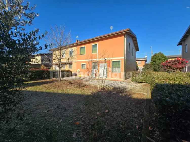 Villa bifamiliare via Caduti del Lavoro, Centro, Montichiari