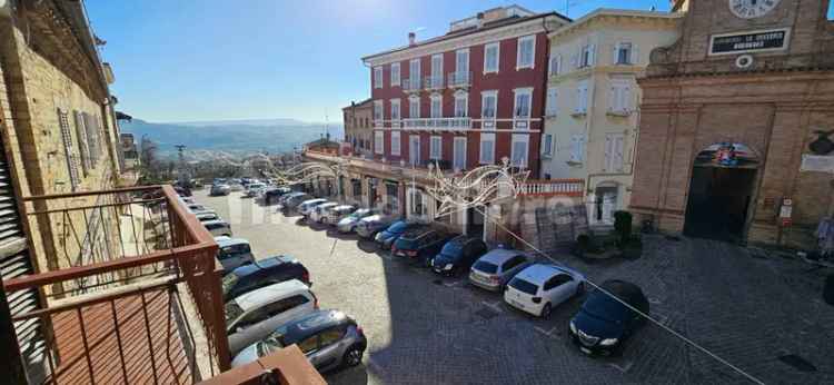 Trilocale piazza della Libertà, Centro, Monte Urano