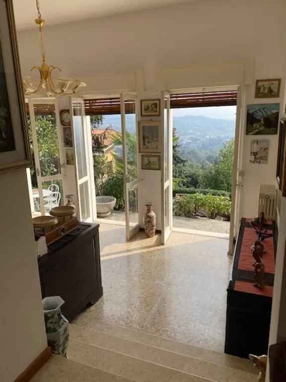 Villa in Via dei Faggi, Erba, 7 locali, giardino privato, 115 m²