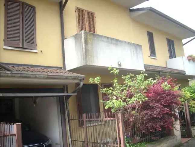 CASA SU DUE PIANI CON GARAGE E GIARDINO