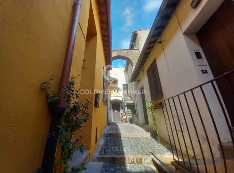 Appartamento in Via della Rocca, Tuscania, 5 locali, 1 bagno, 66 m²