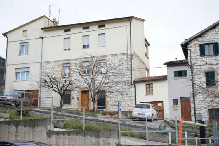 Appartamento in Via Cantiano, Gubbio, 6 locali, 1 bagno, arredato