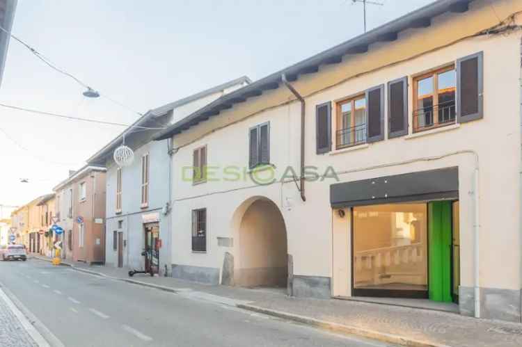 Appartamento in Via Lampugnani, Desio, 5 locali, 1 bagno, con box