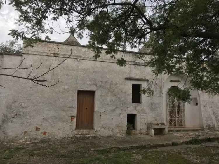 Trullo Specchiaruzzo, Campanile, Fumarola, Cavalleriza, Ostuni