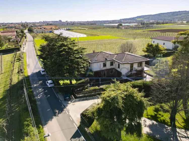 VILLA SINGOLA CON SPLENDIDO GIARDINO