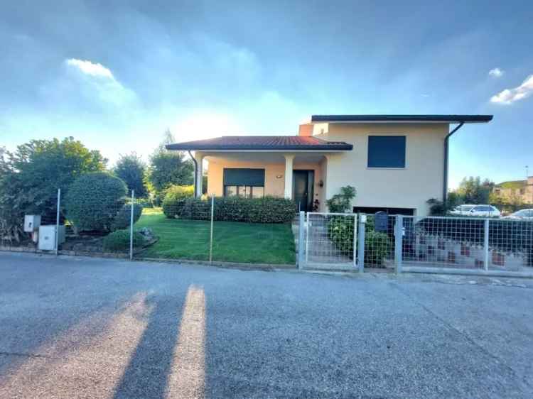 Villa in Via Bosatta 29, Fratta Polesine, 8 locali, 2 bagni, garage