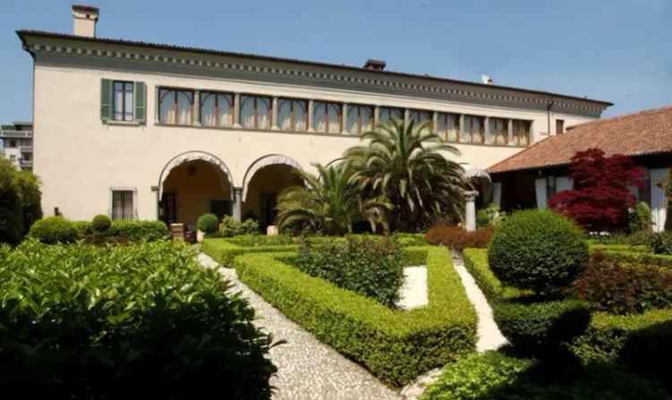 Villa in Via Fabio Filzi, Brescia, giardino privato, posto auto